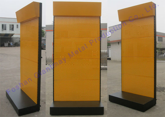 As cremalheiras da ferramenta elétrica passam a prateleira que arquiva suportes de exposição do metal de Pegboard