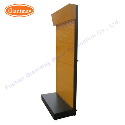 As cremalheiras da ferramenta elétrica passam a prateleira que arquiva suportes de exposição do metal de Pegboard