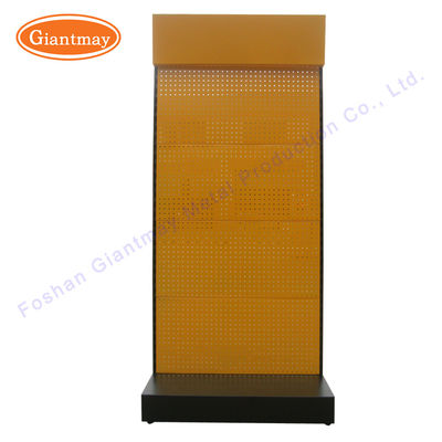 As cremalheiras da ferramenta elétrica passam a prateleira que arquiva suportes de exposição do metal de Pegboard